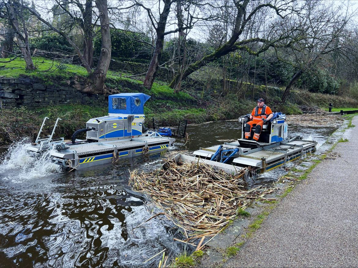 Truxor amfibiemaskin i arbeid i en kanal