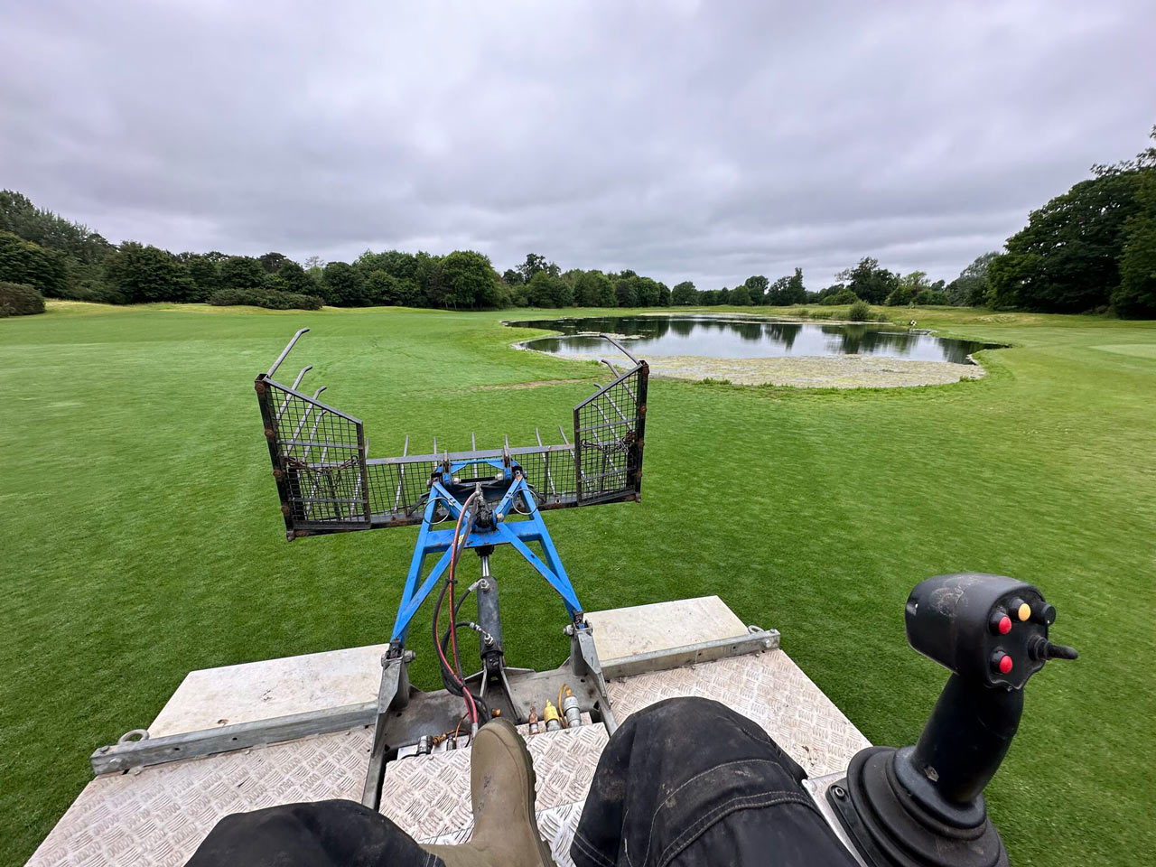 Truxor renser dam på golfbane