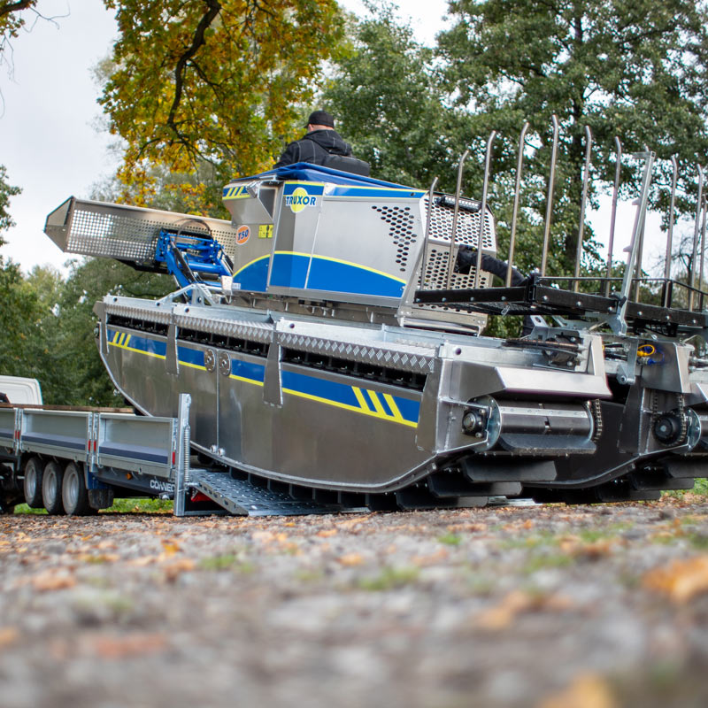 Truxor lastes på henger for transport